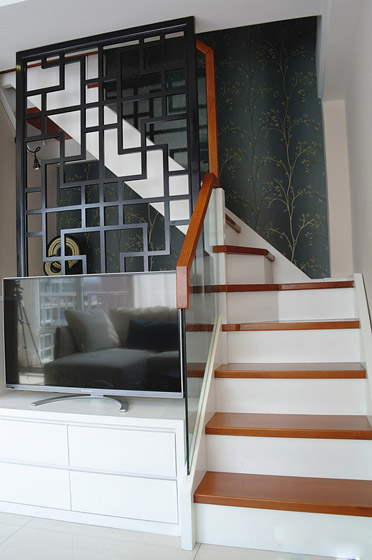 楼梯上楼看看，现代的钢化玻璃与实木扶手空间感效果更好，楼梯的壁纸也是我较喜欢的！