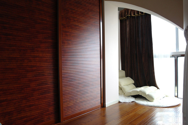 现代风格两室一厅20平米卧室入墙衣柜装修设计效果图