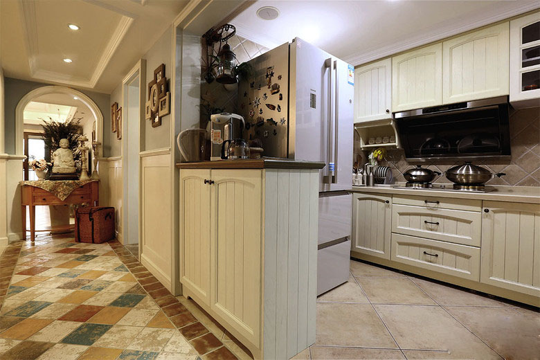 厨房，是半开放式的，空间很大，橱柜是美式风的。