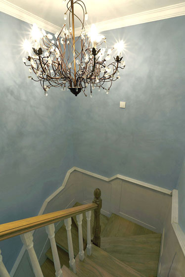 楼梯，墙面依旧保持了家中的主色调，而楼梯与扶手的设计与颜色也是非常的清新。