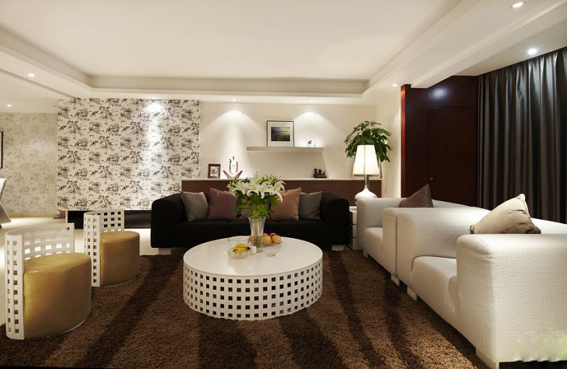 沙发背景墙不同的壁纸也给了客厅一种分过层次的空间感。