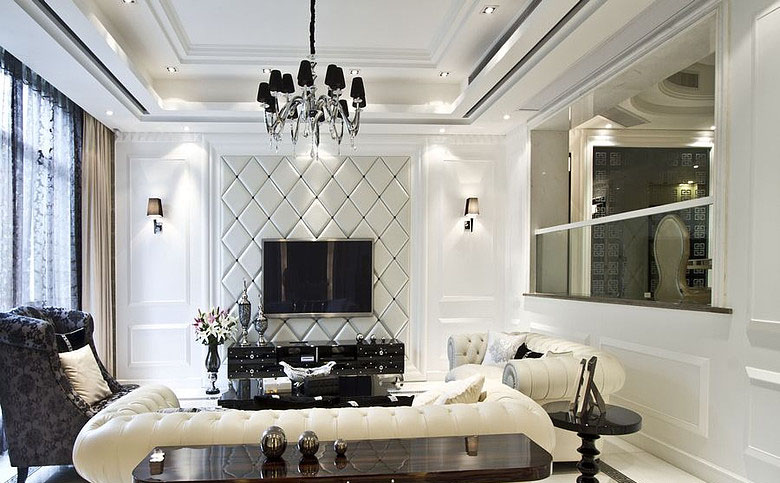 客厅里古文明“蛇王女妖美杜莎”范思哲的瓷砖与古典主义Givenchy纹的“魔镜”相呼应。