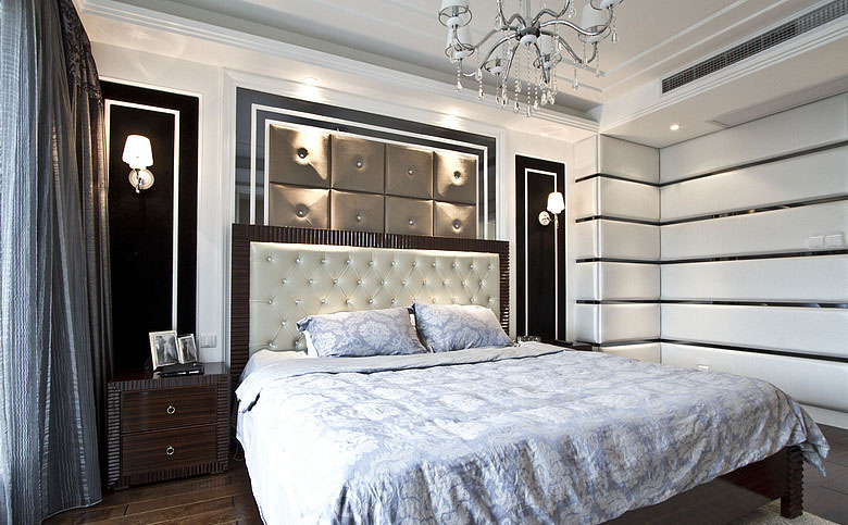不止床头区块，整个房间都由软包背景墙来围绕，舒适又奢华。