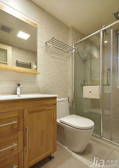 另一个卫生间则做成了淋浴房，这样沐浴方式的选择余地也更大一些。