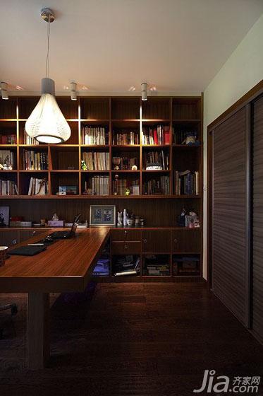书房也是充满了浓浓的中国风味道，深色系的家具显得尤其适合。