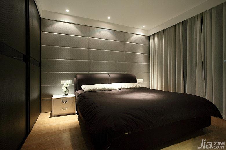 卧室要以舒适为主，还设计了柔软的软包背景墙，颜色也是以适合睡眠为主。