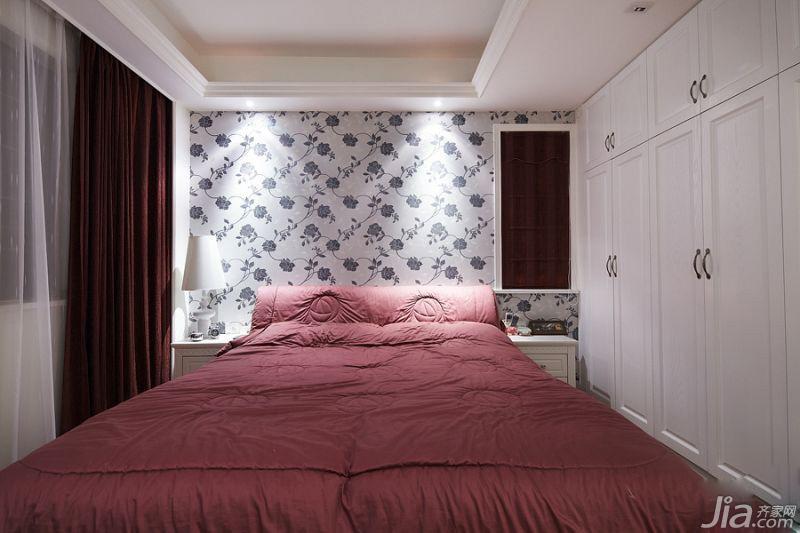 主卧的大床非常柔软舒适，碎花壁纸也显得非常清新。