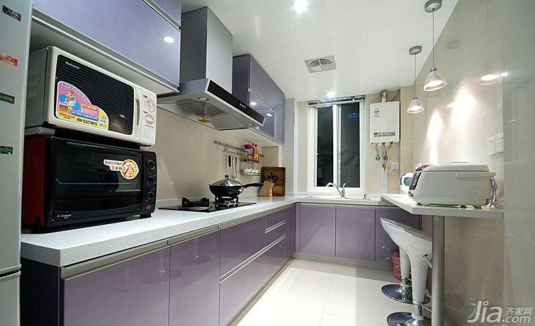 厨房，淡紫色的橱柜非常浪漫，我们还在墙面的那一面做了一个实用的吧台。