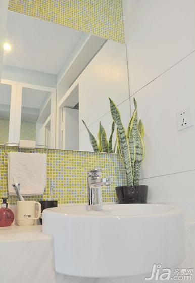 我们这个卫生间用的是黄绿色的瓷砖哦 ，在卫生间沐浴的时候也能感受到仿佛置身于大自然中的呼吸。 