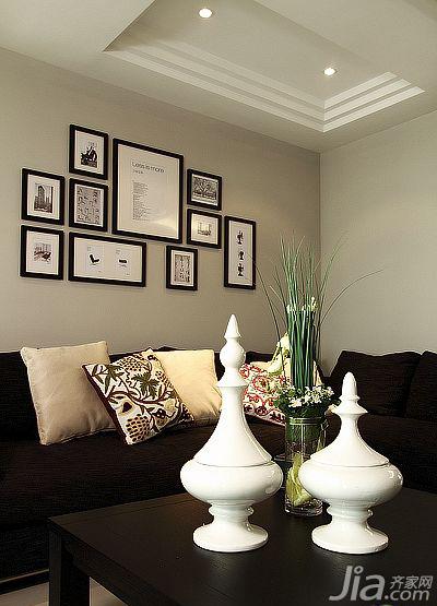 而沙发墙则没有选择大幅的装饰画，而是用了照片墙的设计，既可以放温馨的照片，也可以放美丽的装饰画。