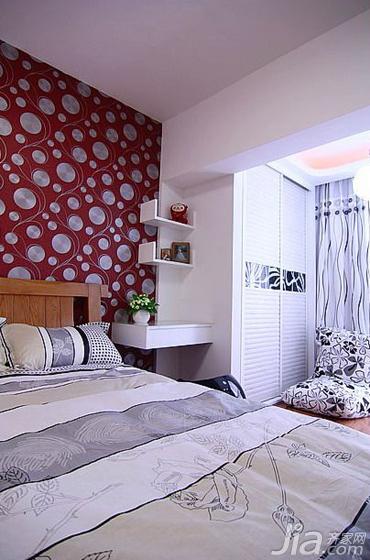 红艳艳的壁纸是不是特别时尚亮眼？同时阳台包进了卧室之后也变身为卧室里又大又舒适的休闲空间。