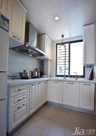 厨房又大又舒适，同样走的是干净整洁的白色系路线……