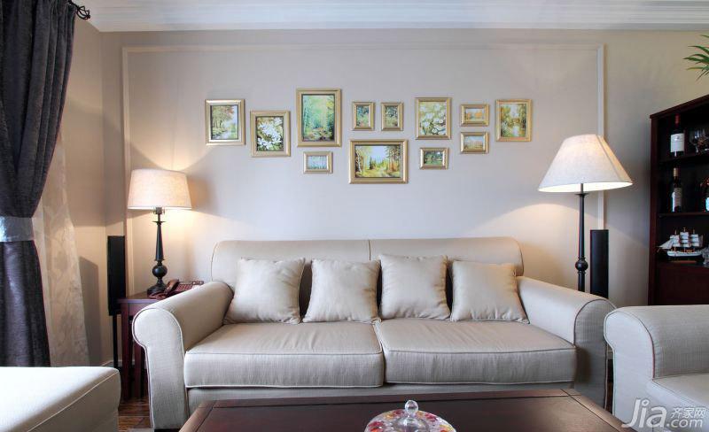 奶油色朴素的布艺沙发给人一种暖洋洋的感觉。