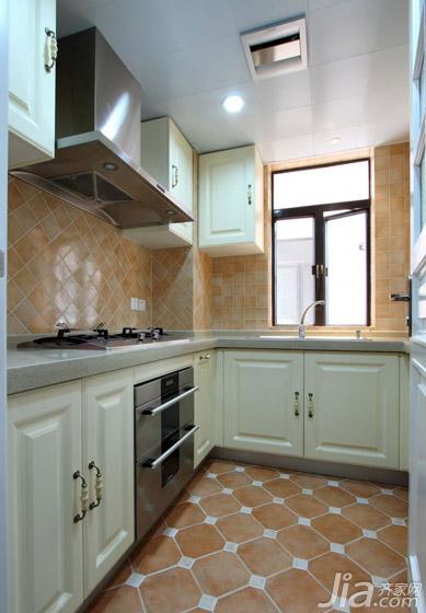 厨房是独立式的，比起华丽的外表，封闭式的厨房在防油烟方面则更加实用。