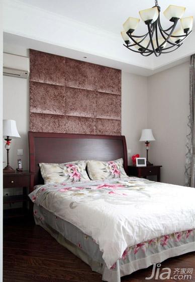 卧室，那毛茸茸的床头软包，颜色也与床头靠背很搭。