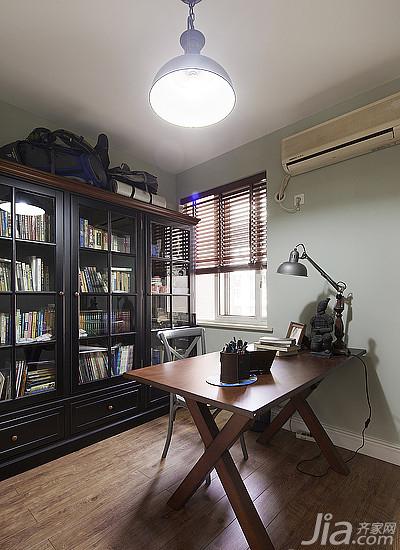 老公的书房，由于比较喜欢简单的环境与素雅的色调，所以当时一眼就相中这个大书柜和这个写字台。