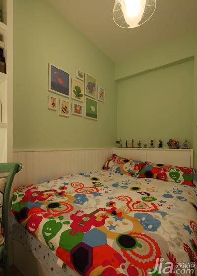 床是木匠做的，暂时的客房，以后的宝宝房。