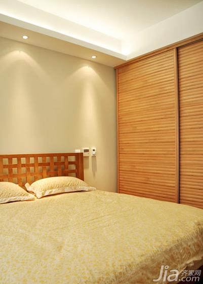 次卧，原木制作的家具是较环保较健康的了。