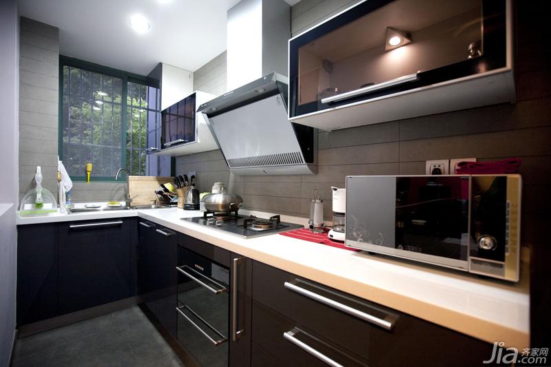 厨房，黑色烤漆面橱柜，透明碗柜内置灯光。