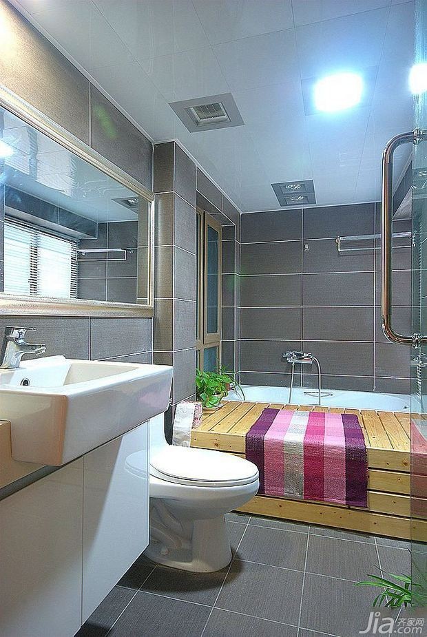 有点奢华的淋浴间，素色的地砖墙砖，搭配着暖色的灯光给人以无限的温暖。