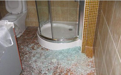 淋浴房玻璃自爆原因 钢化玻璃养护注意