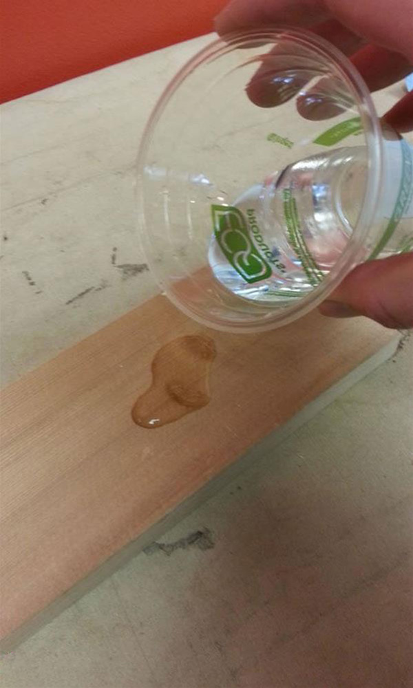 生活小妙招：如何用電熨斗恢復具有凹痕的木桌椅