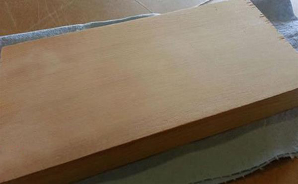 生活小妙招：如何用電熨斗恢復具有凹痕的木桌椅