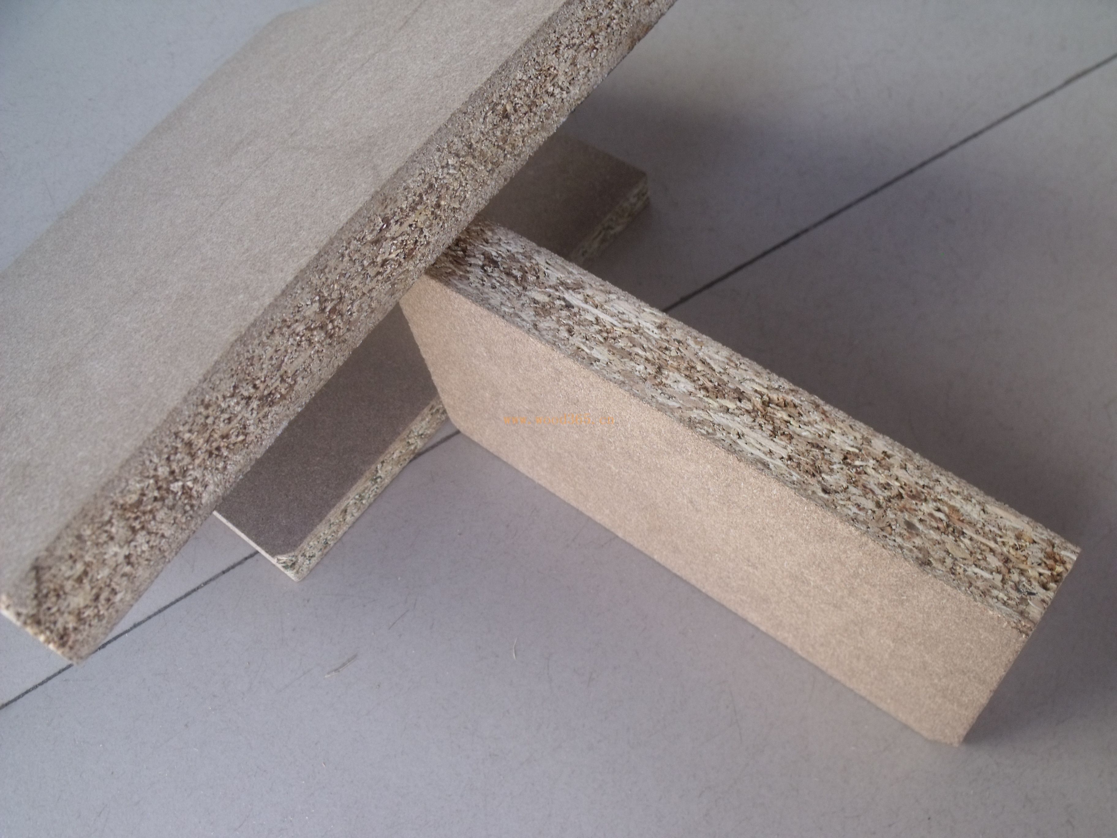 怎么区分实木颗粒板和密度纤维板?