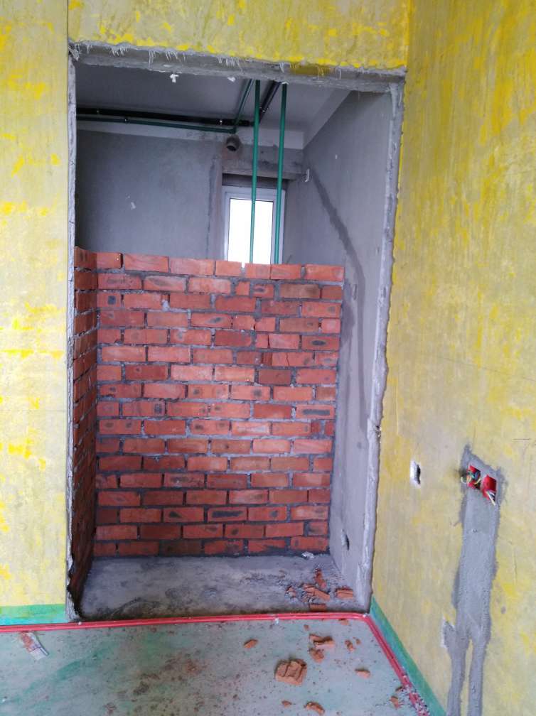 主卧往卫生间里加了个柜子，新砌了一面墙隔开，新旧墙体连接处设拉结筋，设水平横梁。.jpg