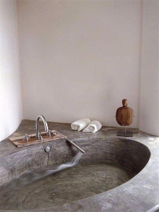 利用角落,自己砌一个浴缸,也是一种乐趣.