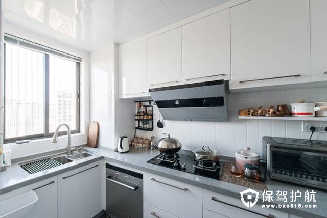 具有现代感的北欧厨房白色橱柜装修效果图