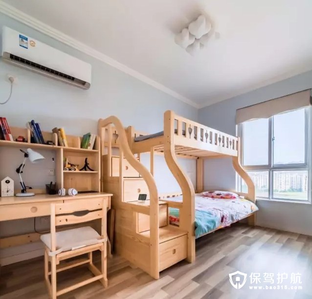 现代简约风格儿童房实木高低床和写字台装修效果图