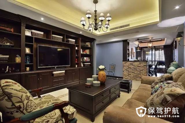 美式风格客厅木质茶几与电视背景墙装修效果图