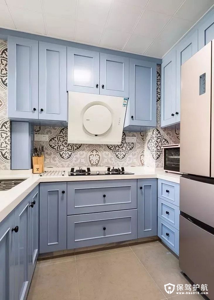 独特、新颖现代美式厨房淡蓝色橱柜与灰色地砖墙面花砖