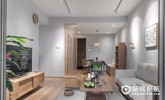 清新日式风格客厅简洁利落的木质线条和灰色简约墙面、没有复杂的电视墙背景
