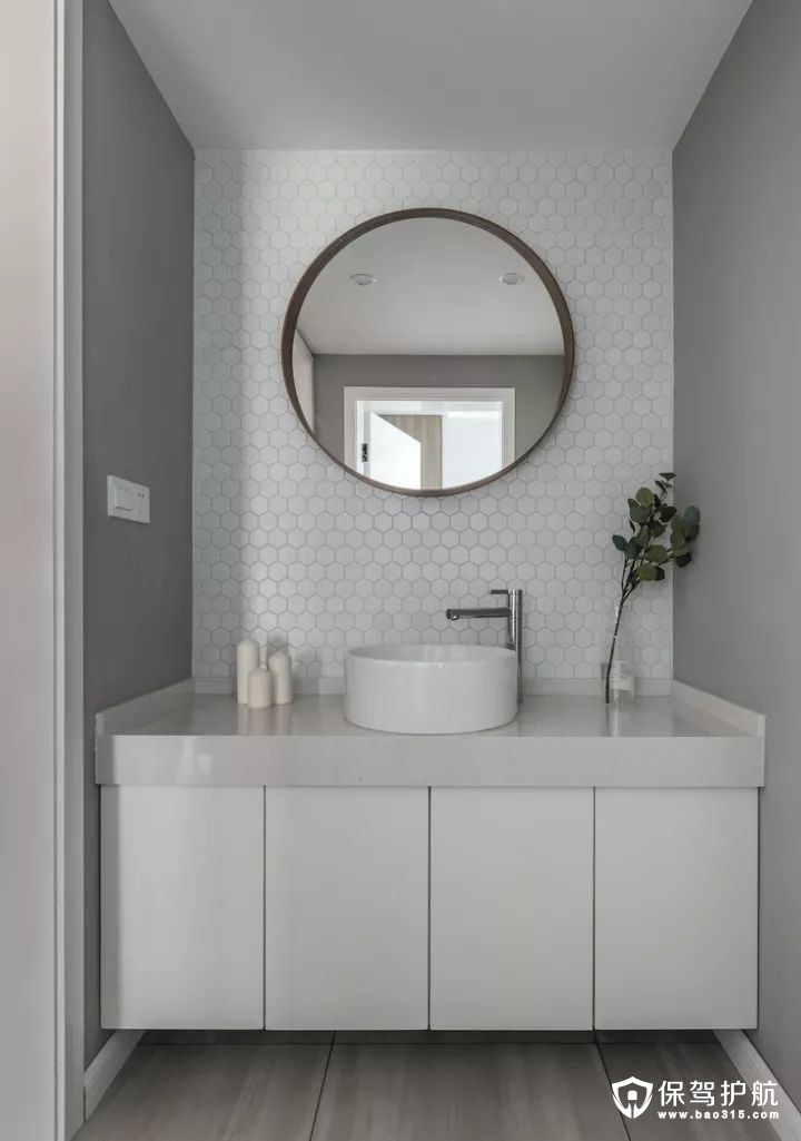 整洁大方北欧风格六边形图案的白色小砖与纯白的浴室柜