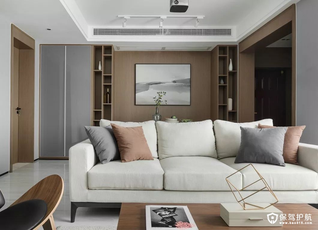 北欧风格客厅白色的布艺沙发上摆上灰色、棕色的靠垫、白色的天花、隐藏式的中央空调