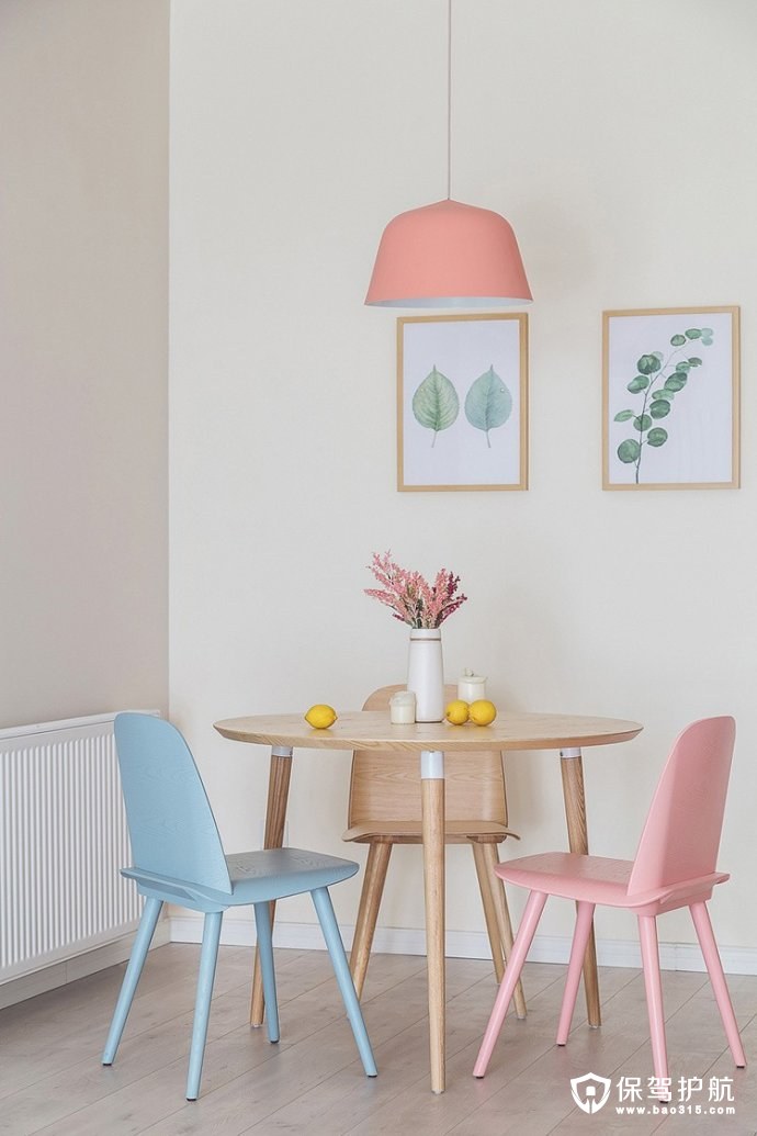 简约风格餐厅粉色吊顶灯，原木色、浅蓝色、浅粉色的三色桌椅
