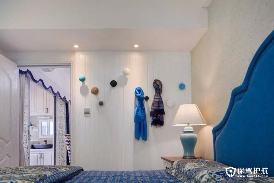 床侧边的墙面以护墙板作为装饰，并在上面装上了一些独特精致的挂钩，睡前临时更换的衣服可以方便挂在上面。