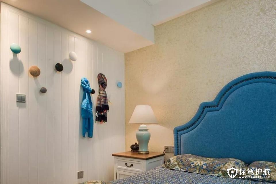 不同于客厅，房间里更适合暖色调的灯光，有助于主人休息。