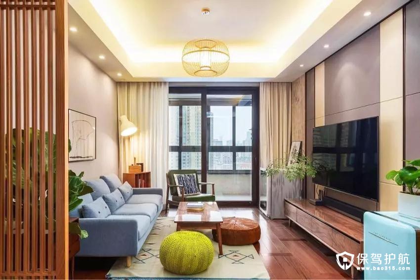 小小的客厅，家具齐全，却不显拥挤，这得益于简约而不占空间的家具以及空间大量的木元素的使用，整个空间显得清爽宁静。