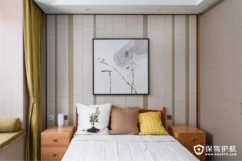 卧室的色彩搭配非常的清雅，床头的一幅中式水墨画，特别有意境。