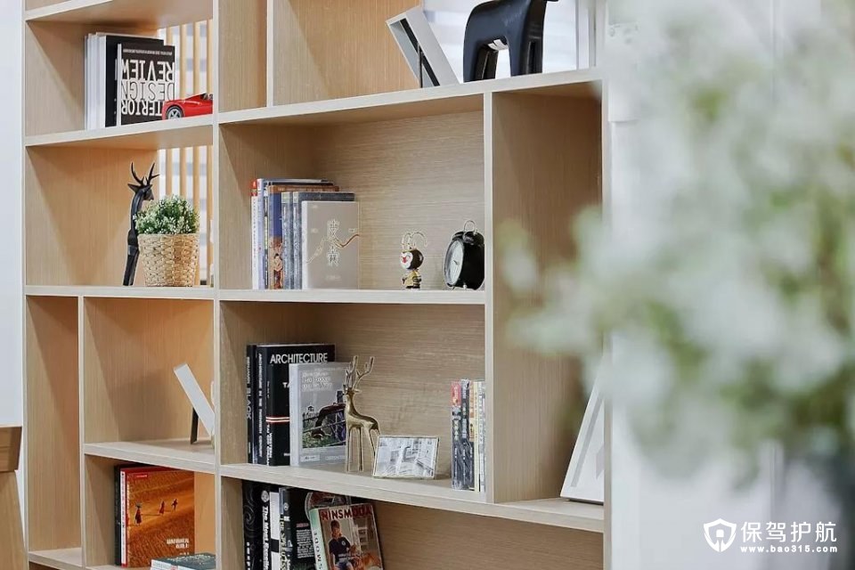 一体式的书柜，除了可以摆放各类书籍，还能放些干花、模型器具等，增添书房的艺术格调。