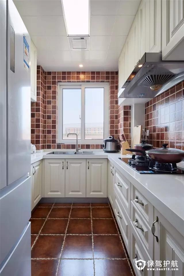 厨房U字形的布局，小巧而又实用的布局，在暖色墙面地砖的搭配下，呈现出一个惬意舒适的空间氛围。