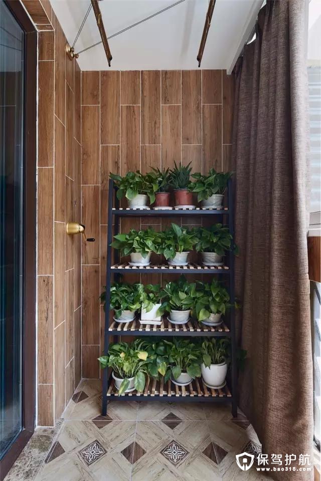 阳台的墙面贴着仿木纹的墙砖，而地面则是复古范的地砖，靠墙摆上一个植物架，摆满绿植显得清新自然舒适。
