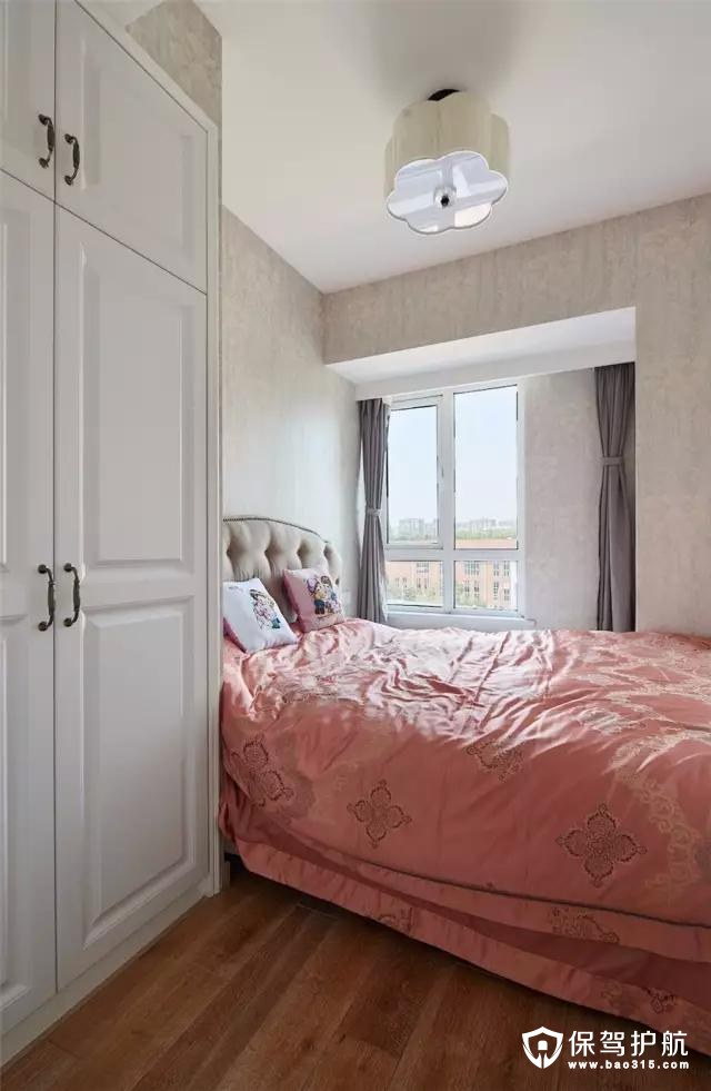 次卧的面积比较紧凑，在靠窗位置摆一张小床，同时衣柜嵌入到墙面与天花的梁巧妙地结合起来。