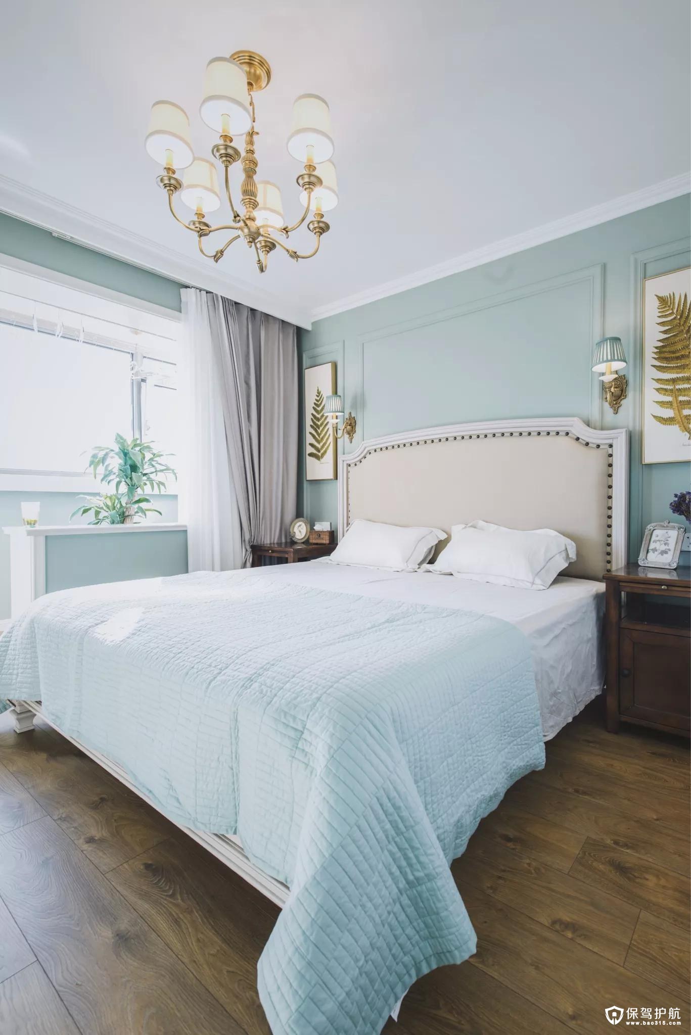 窗边的窗台上摆上清新的绿植，搭配上舒适优雅的床单，呈现出一个安静舒适的氛围。