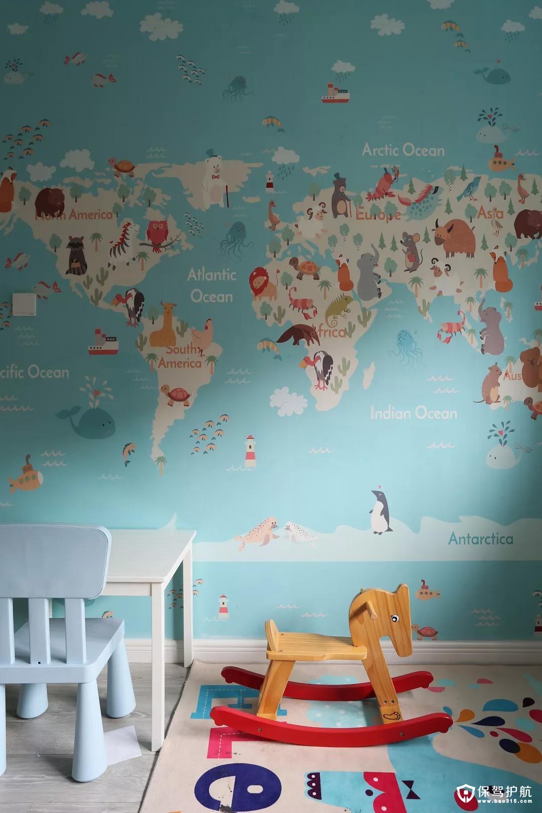 儿童房是很清新的色彩。整面墙都贴上了动物版的世界地图壁纸，拓宽视野。