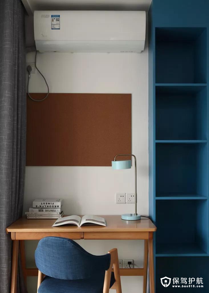木色书桌搭配具有时尚气息的灰蓝色书柜，没有那么张扬，没有那么沉重。