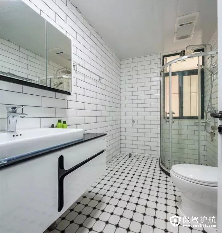 卫生间地面在白色+黑点的地砖基础，搭配上黑色的小块墙砖，整体轻松的位置，还预留了摆放洗衣机的位置。